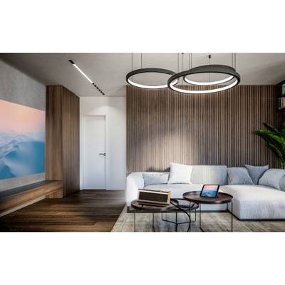 Modern woonkamer met een wit bankstel, twee ronde salontafels, een laptop en een radio. Aan de muur hangt een groot schilderij met een berglandschap.