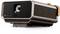 Een moderne, bruine projector met elegante randen en een grote lens aan de voorkant, geschikt voor thuisbioscoop toepassingen.