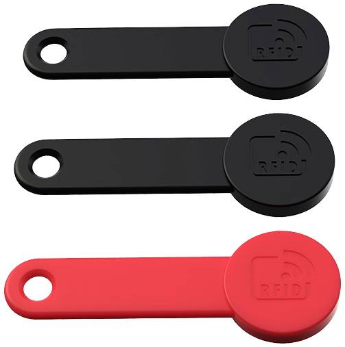 Drie RFID-sleutelhangers, twee zwarte en een rode, in een horizontale rangschikking. Elk heeft een rond en een langwerpig deel.