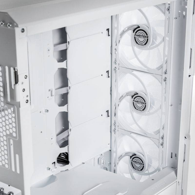 Een wit pc-behuizing met transparante zijkanten, drie zichtbare ventilatoren met het logo 'Phanteks' en meerdere schijfbehuizingen.