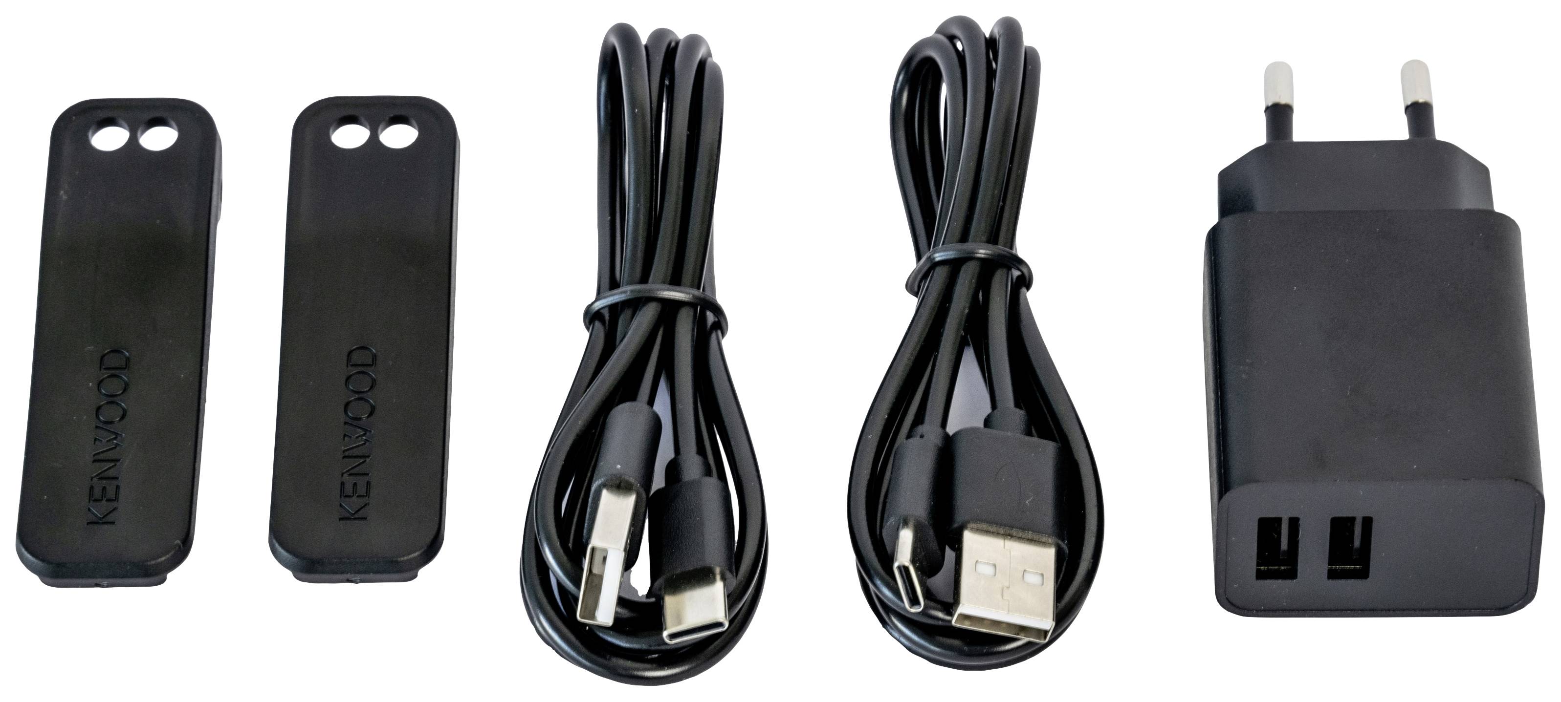 Twee zwarte afdekplaten, twee USB-kabels en een zwarte USB-voedingsadapter met twee aansluitingen, allemaal voorzien van het "KENWOOD" logo.