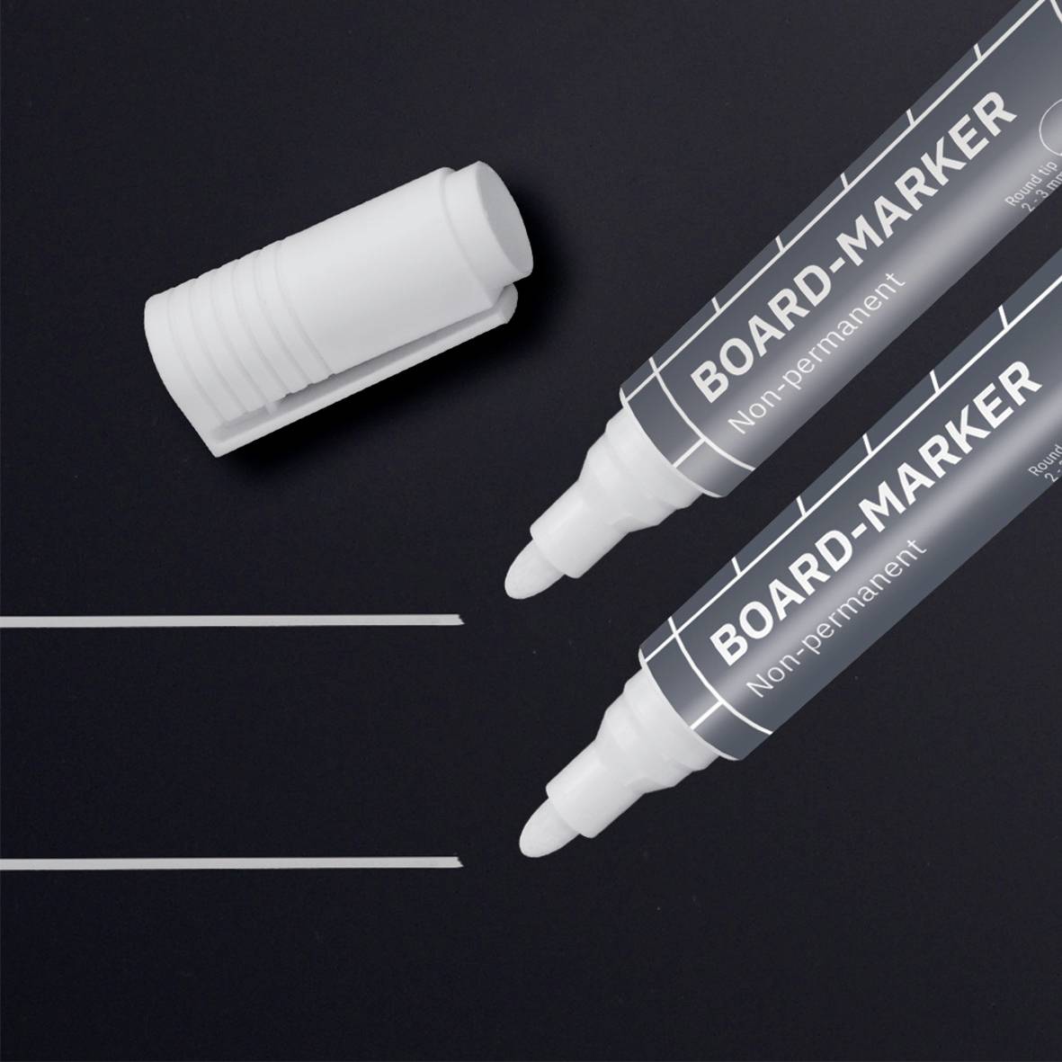 Witte boardmarkers en dop op zwarte achtergrond, twee getekende lijnen onderaan. Tekst op de markers: 'Board-Marker Non-Permanent'.
