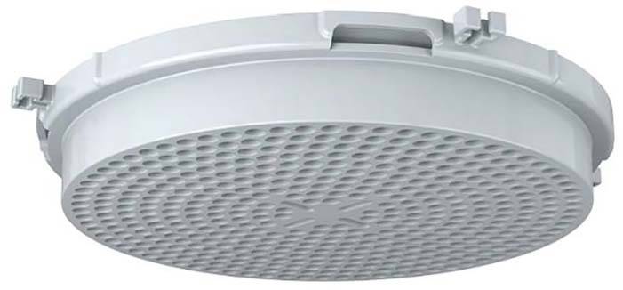 Een ronde, platte, zilveren ventilatiefilterdeksel met geperforeerd oppervlak en bevestigingsklemmen aan de zijkant.