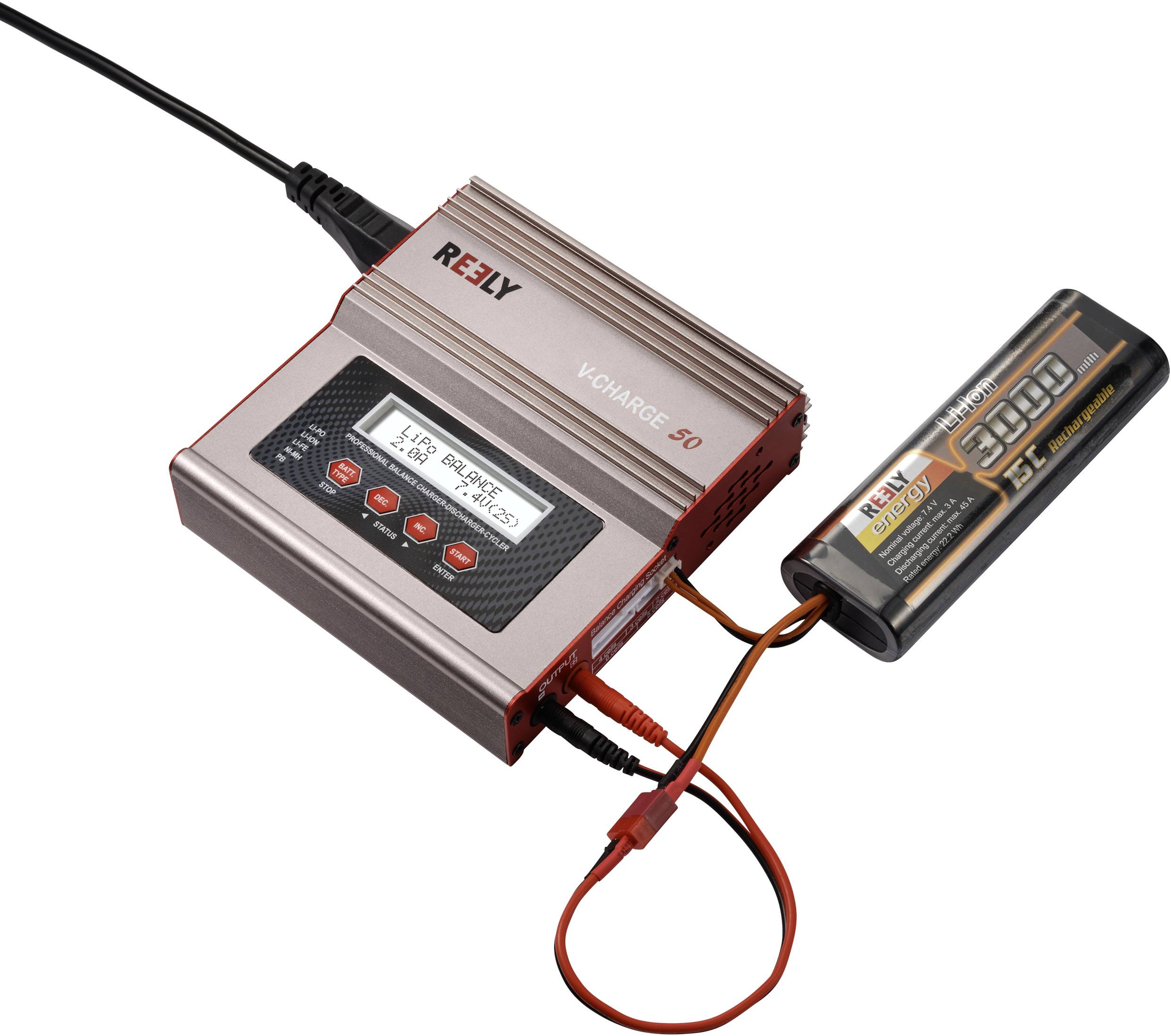 Een oplader met display toont '1.58A 5.826VA', aangesloten op een accu. Het apparaat heeft rode accenten en een display met toetsen eronder.