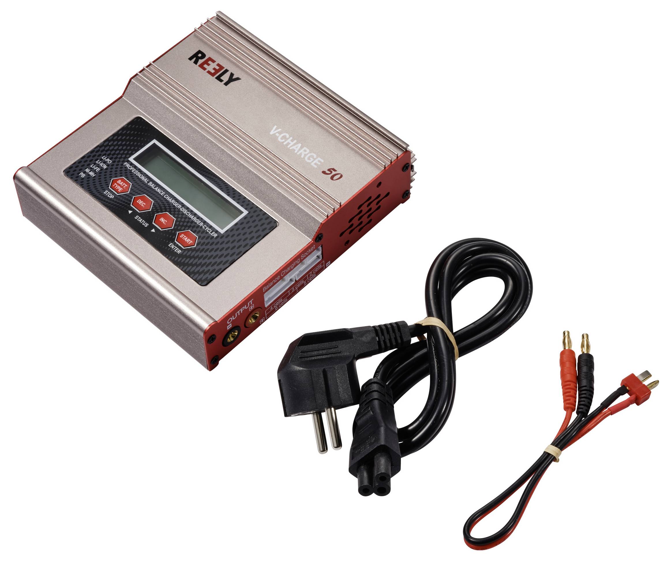 Een oplader met LCD-scherm. Ernaast liggen een stroomkabel en een adapterkabel. Het apparaat is rood-grijs en draagt de opdruk 'Reely V-Charge 50'.