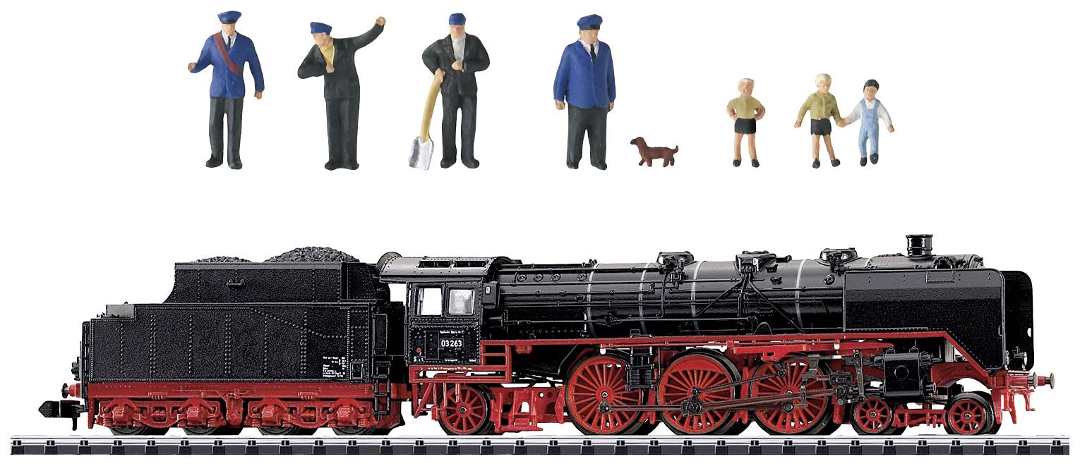 Modelspoortreinen-locomotief met een rood onderstel en zwarte details. Bovenop kleine modelfiguren van mensen en een hond.