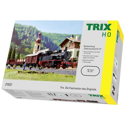 Starterset 'Goederentrein Tijdperk III' van Trix. Bevat een stoomlocomotief met twee goederenwagons, geschikt voor H0 modelspoorbanen. Op de achtergrond een landelijk tafereel.