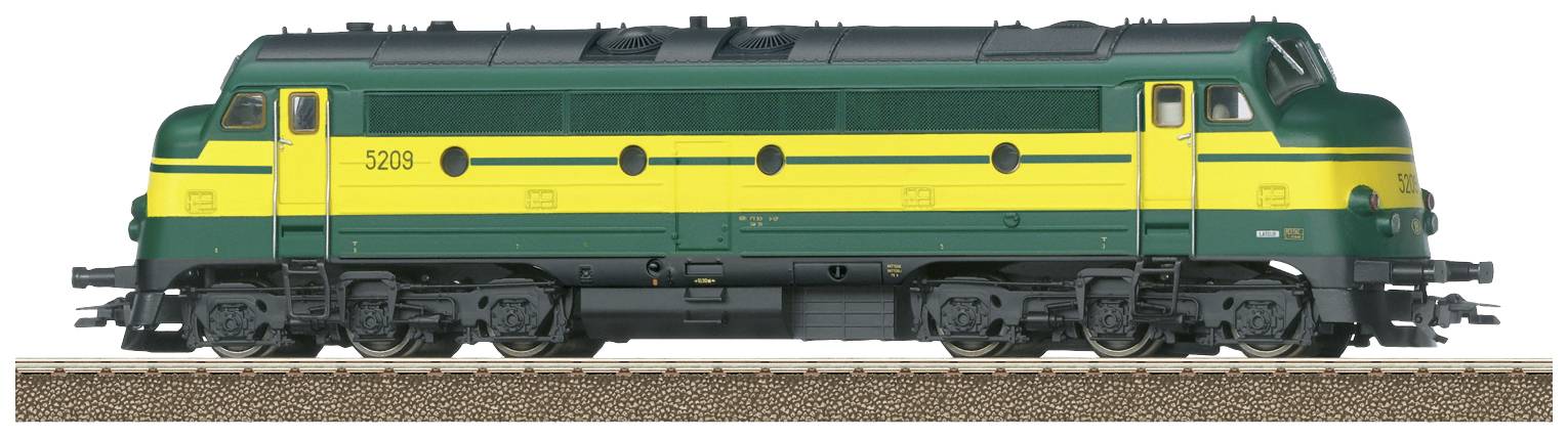 Groene en gele modeltrein met nummer '5209', gefotografeerd langs een spoorraject.