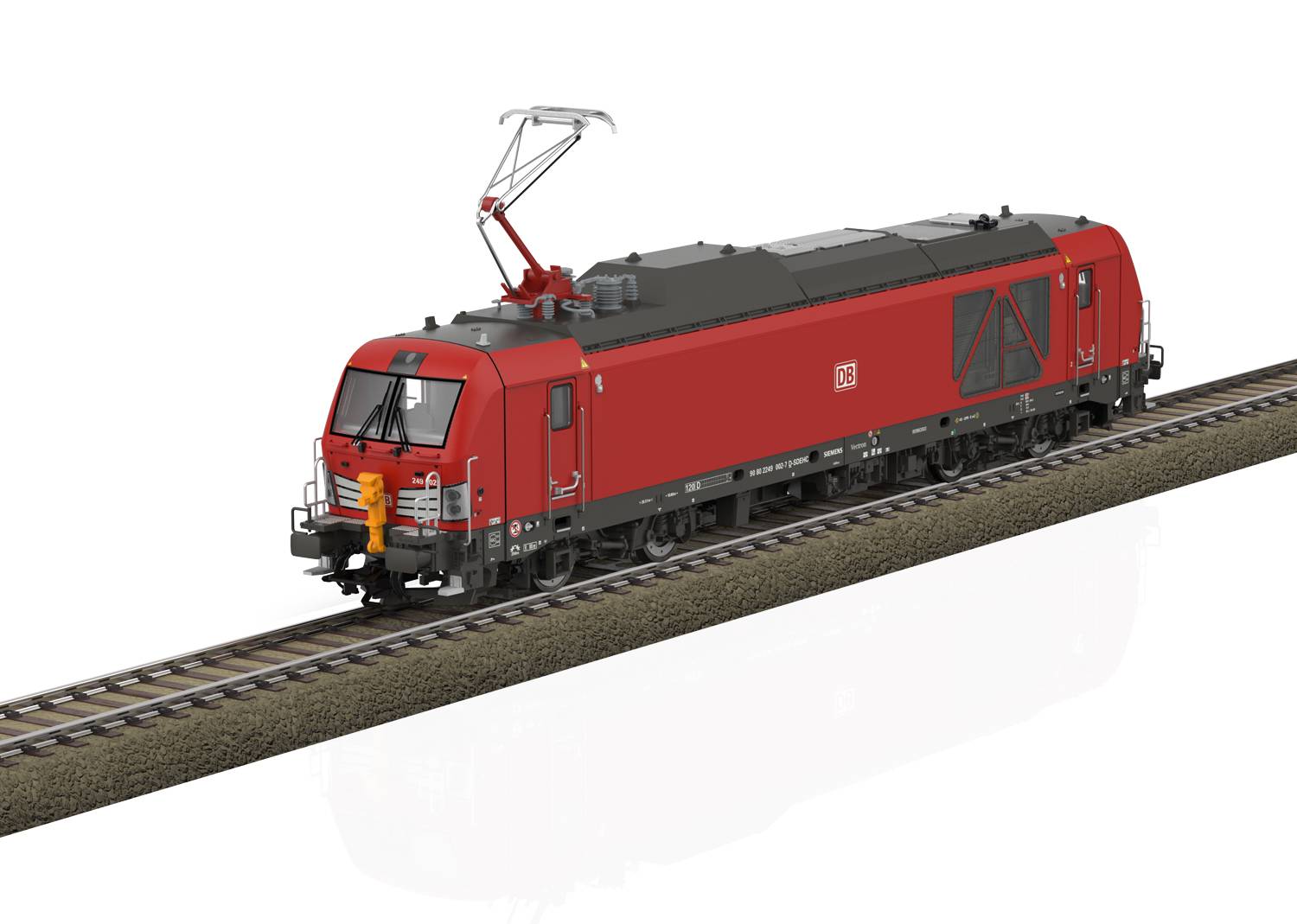 Rode locomotief rijdt op een spoor, zijaanzicht.