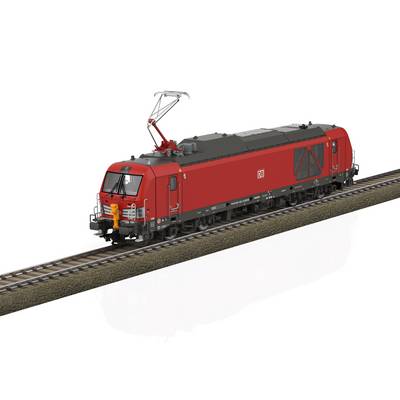 Rode locomotief rijdt op een spoor, zijaanzicht.