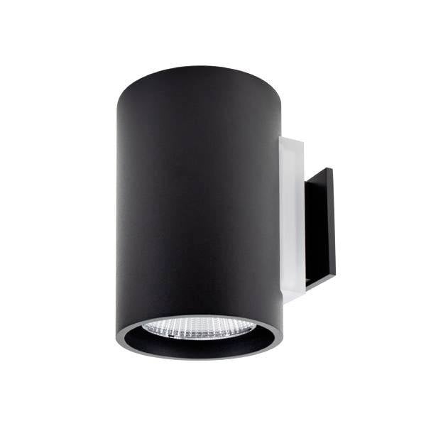 Een zwarte cilindrische wandlamp met zilveren reflector aan de binnenkant, gemonteerd op een witte steun.