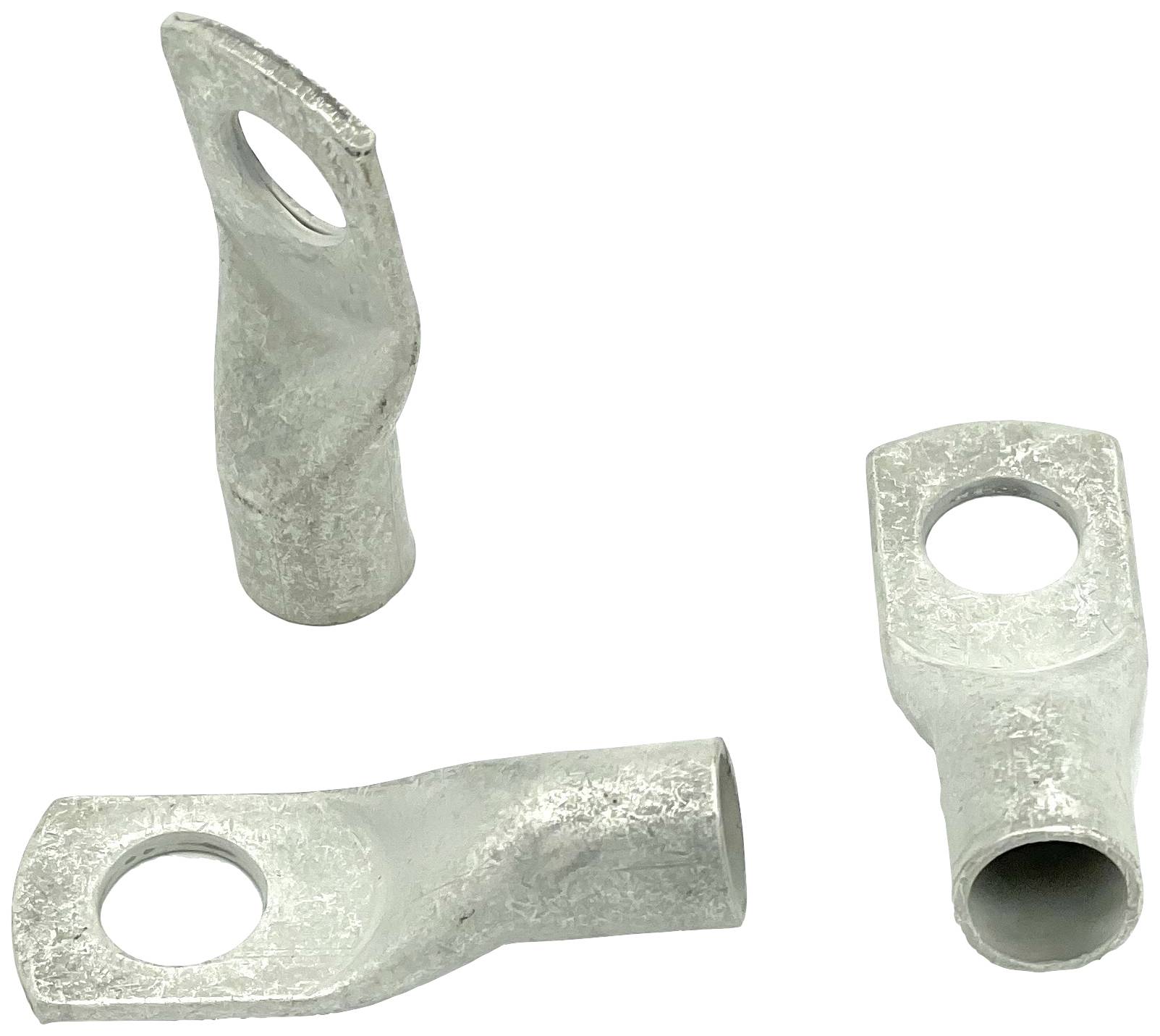 Drie zilveren metalen kabelklemmen, elk met een gat aan het platte uiteinde, gerangschikt in een losjes driehoekig patroon.
