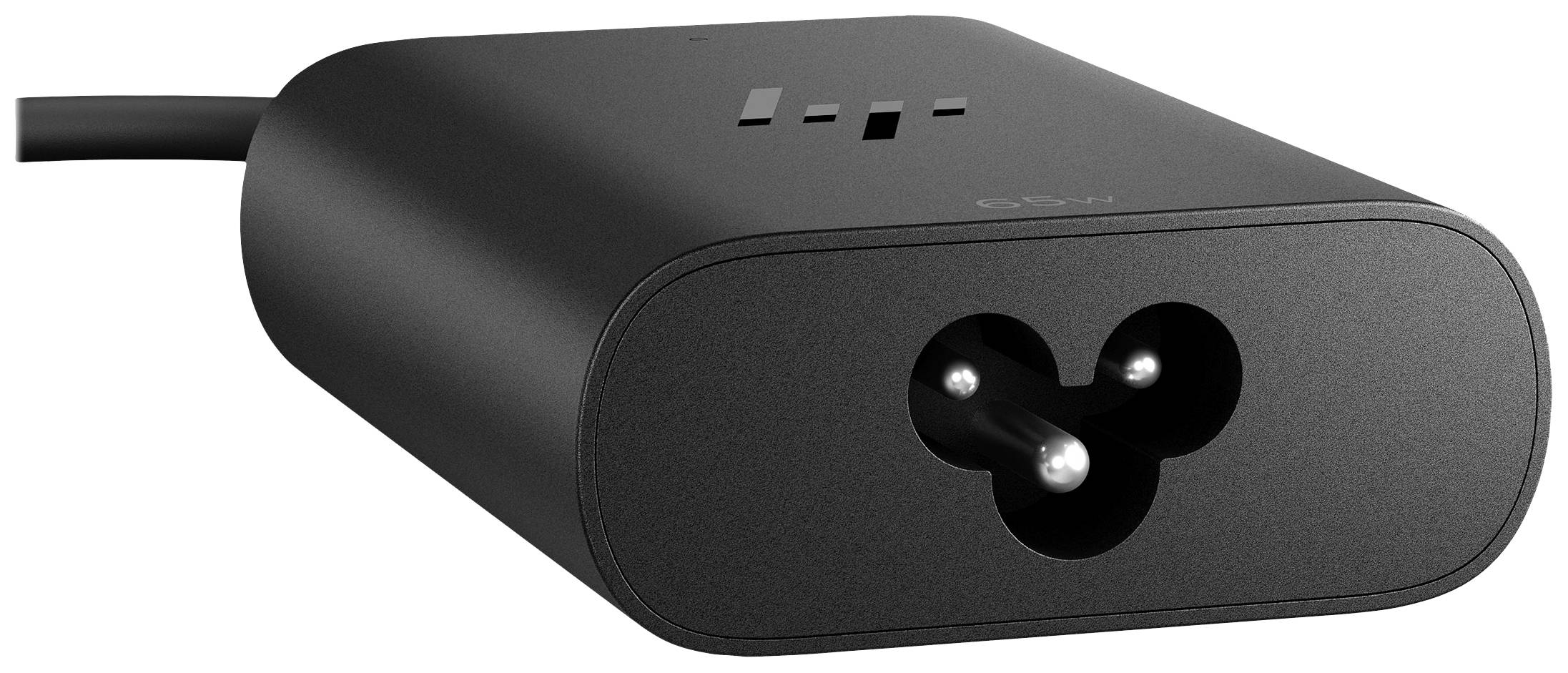 Een zwarte laptoplader met een driepoolaansluiting en een kabel aan de linkerkant.