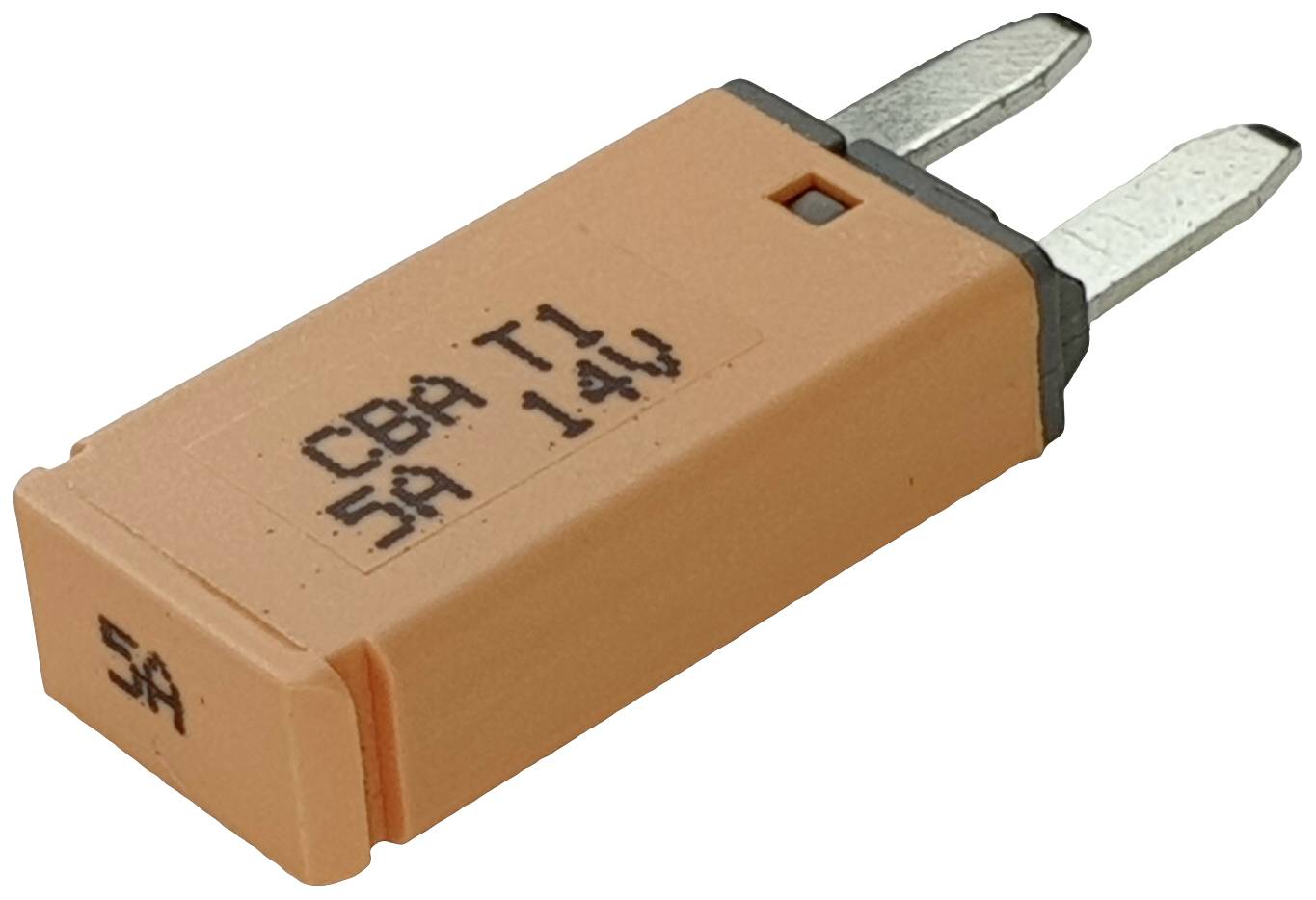 Een oranje platte zekering met de opdruk 'CBA T1 5A 14V' geeft een nominale stroom aan van 5 ampère en een spanning van 14 volt.