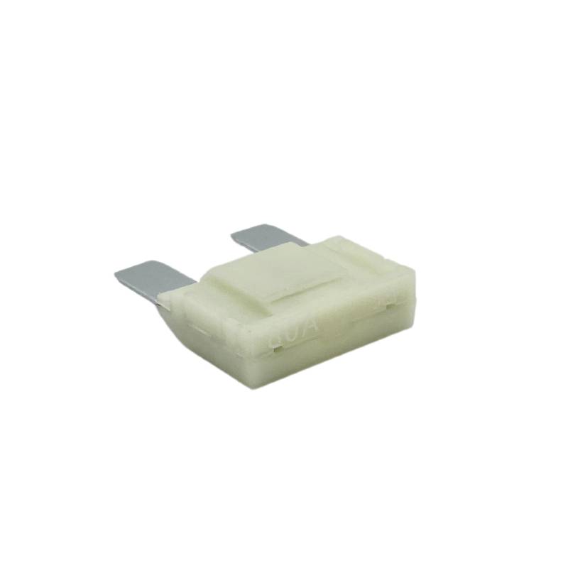 Een witte vlaksteekzekering met twee metalen klemmen, die in elektronische apparaten wordt gebruikt voor stroombeveiliging.