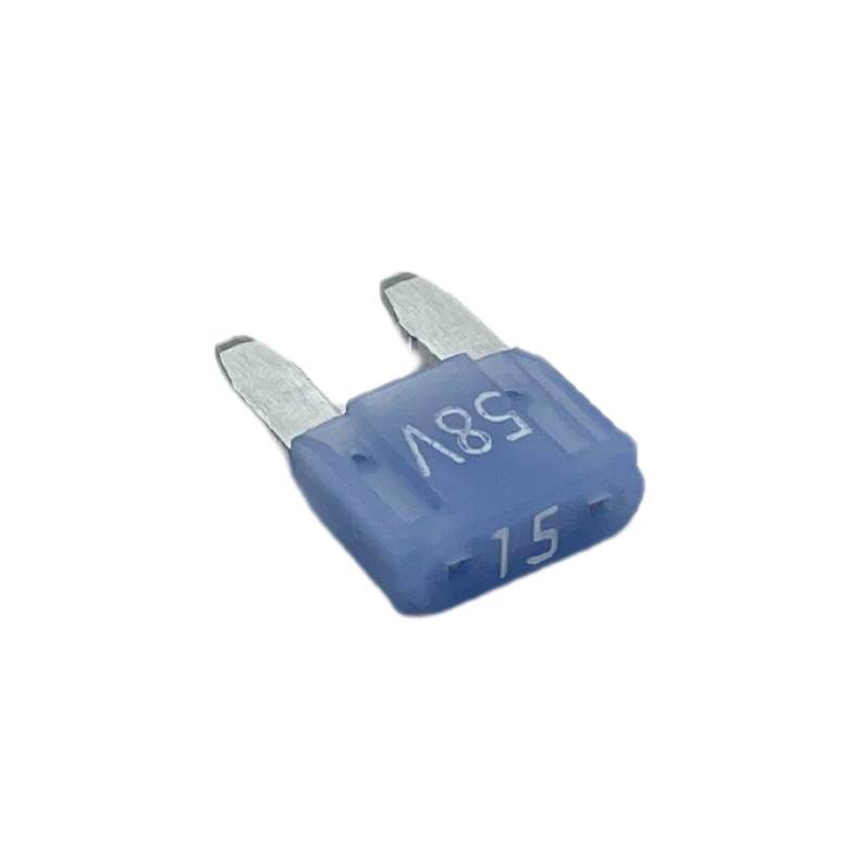 Een blauwe platte zekeringssteker met de opdruk '15' en '58V', gebruikt voor elektrische beveiliging van apparaten of voertuigen.