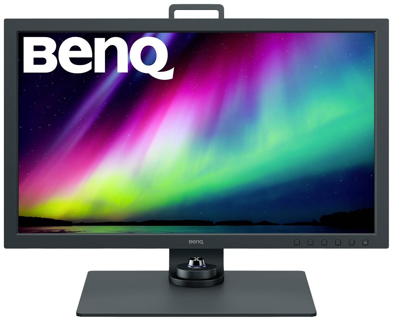 Een monitor toont een kleurrijke weergave van een noorderlicht. Linksboven op het scherm staat 'BenQ'.