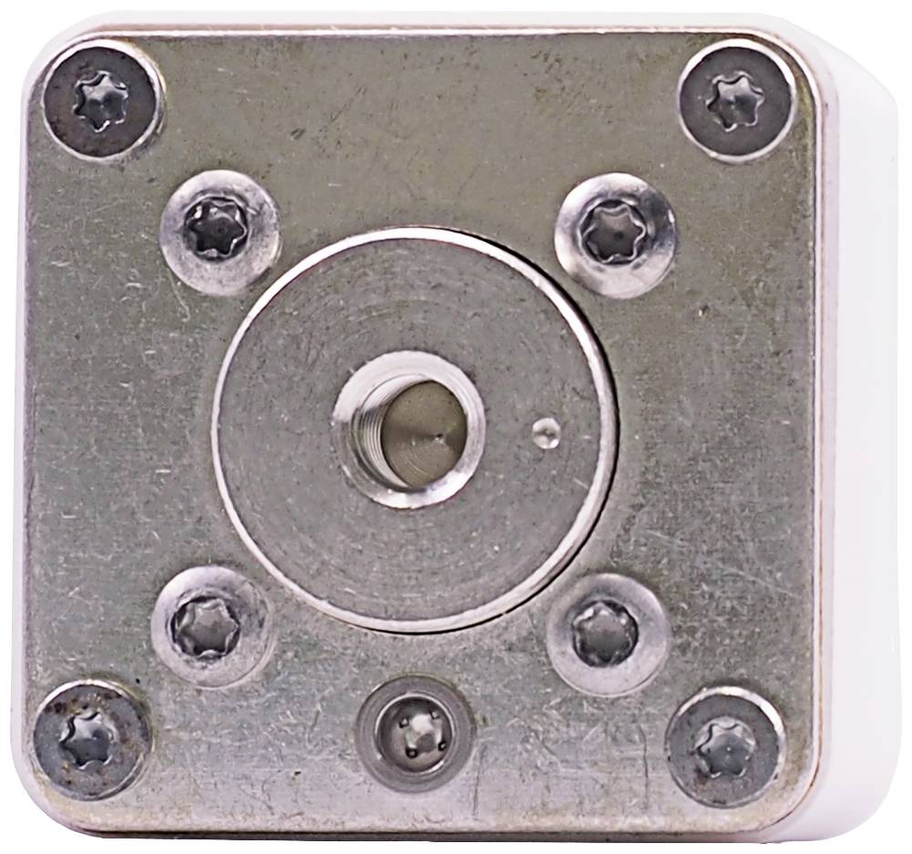 'Close-up van een rechthoekige metalen plaat met zes schroeven en een centrale, ronde uitsparing. Het oppervlak is glad en glanzend.'