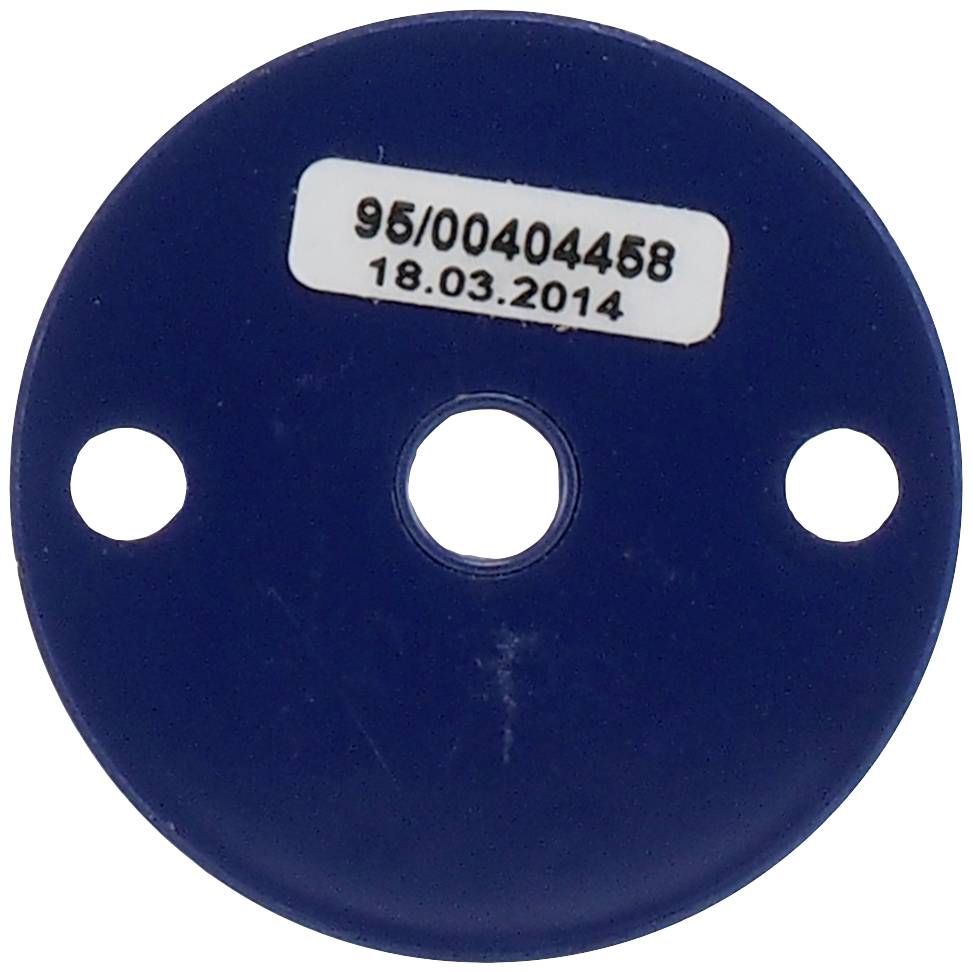 Een donkerblauwe ronde schijf met drie gaten, één in het midden en twee aan de zijkanten. Een etiket toont het nummer '95/00404458' en de datum '18.03.2014'.