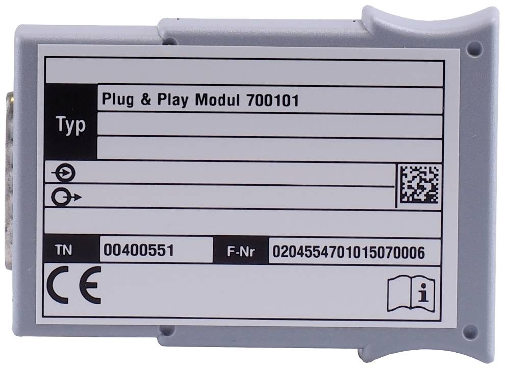 Module met opschrift 'Plug & Play Module 700101', type, symbolen, serienummer, CE-markering en QR-code op een grijze behuizing.