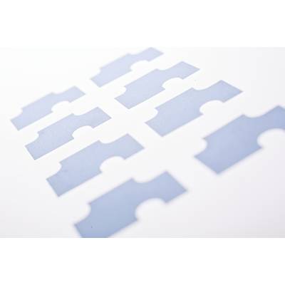 Acht op elkaar afgestemde, blauwe papiersnippers in een rasterpatroon op een witte achtergrond.