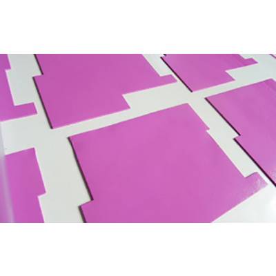 Verschillende roze, rechthoekige stukjes papier, gelijkmatig gerangschikt op een witte ondergrond.