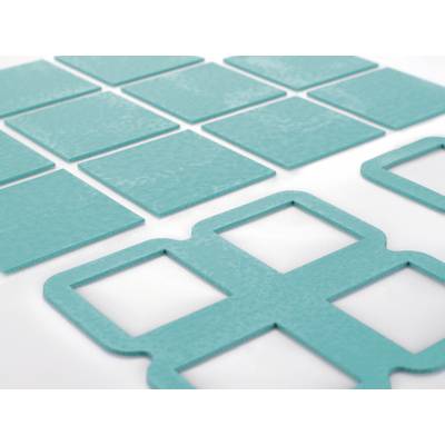 Turquoise, vierkante vormen, gedeeltelijk uitgesneden, liggen op een witte achtergrond. Ze lijken bedoeld voor creatieve knutselwerkjes.