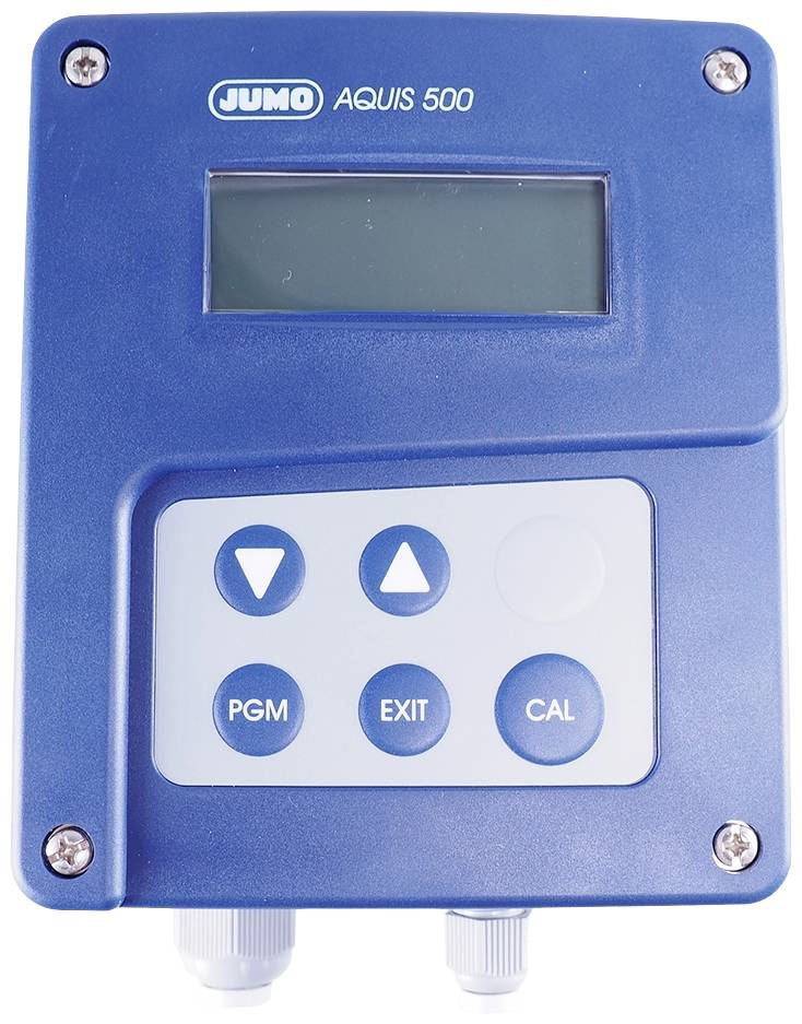 Blauw JUMO AQUIS 500 apparaat met display en toetsen: 'PGM', 'EXIT', 'CAL', pijltjestoetsen voor meet- en regeltoepassingen.
