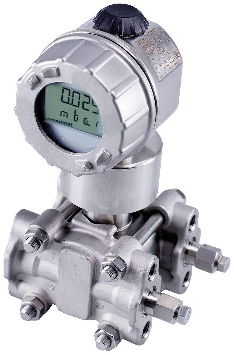 Industriële metalen differentiaaldruksensor met digitaal display dat '0,025 mbar' aangeeft. Wordt gebruikt voor het meten van drukverschillen in systemen.