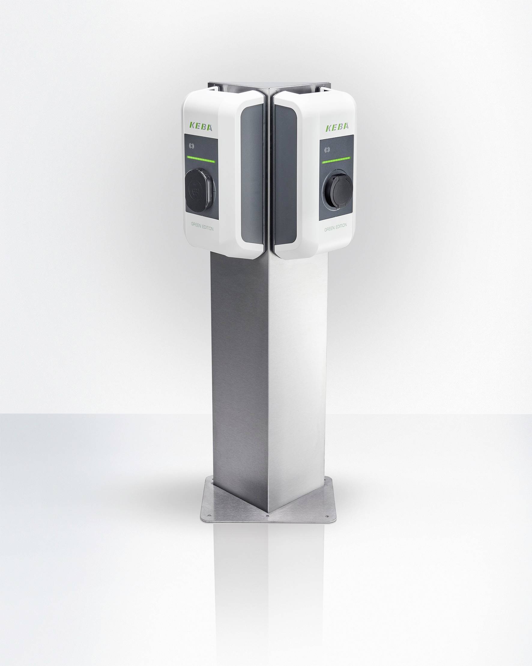 Een tweezijdig laadstation voor elektrische voertuigen, gemonteerd op een metalen standaard.