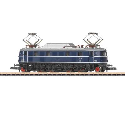 Blauwe elektrische locomotief op sporen met twee stroomafnemers, zijaanzicht.