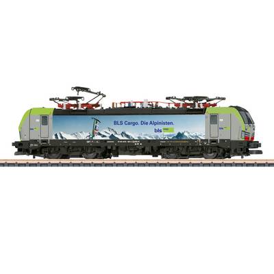 Elektrische locomotief van BLS Cargo met alpien landschapsontwerp aan de zijkant, rijdt over de sporen.
