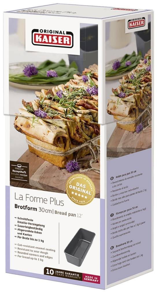 'Originele Kaiser Brotmodel La Forme Plus 30 cm' op verpakking. Foto van gebakken brood, snijvlakken zichtbaar, gegarneerd met kruiden.