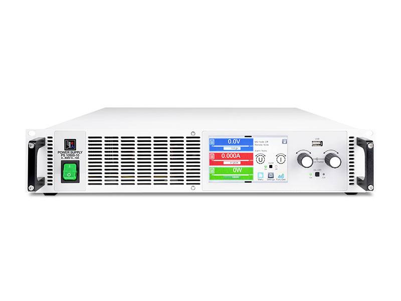 Een programmeerbaar gelijkstroomvoedingsapparaat met een kleurenscherm toont meetwaarden voor spanning (0 tot 60 V) en stroomsterkte (tot 80 A).