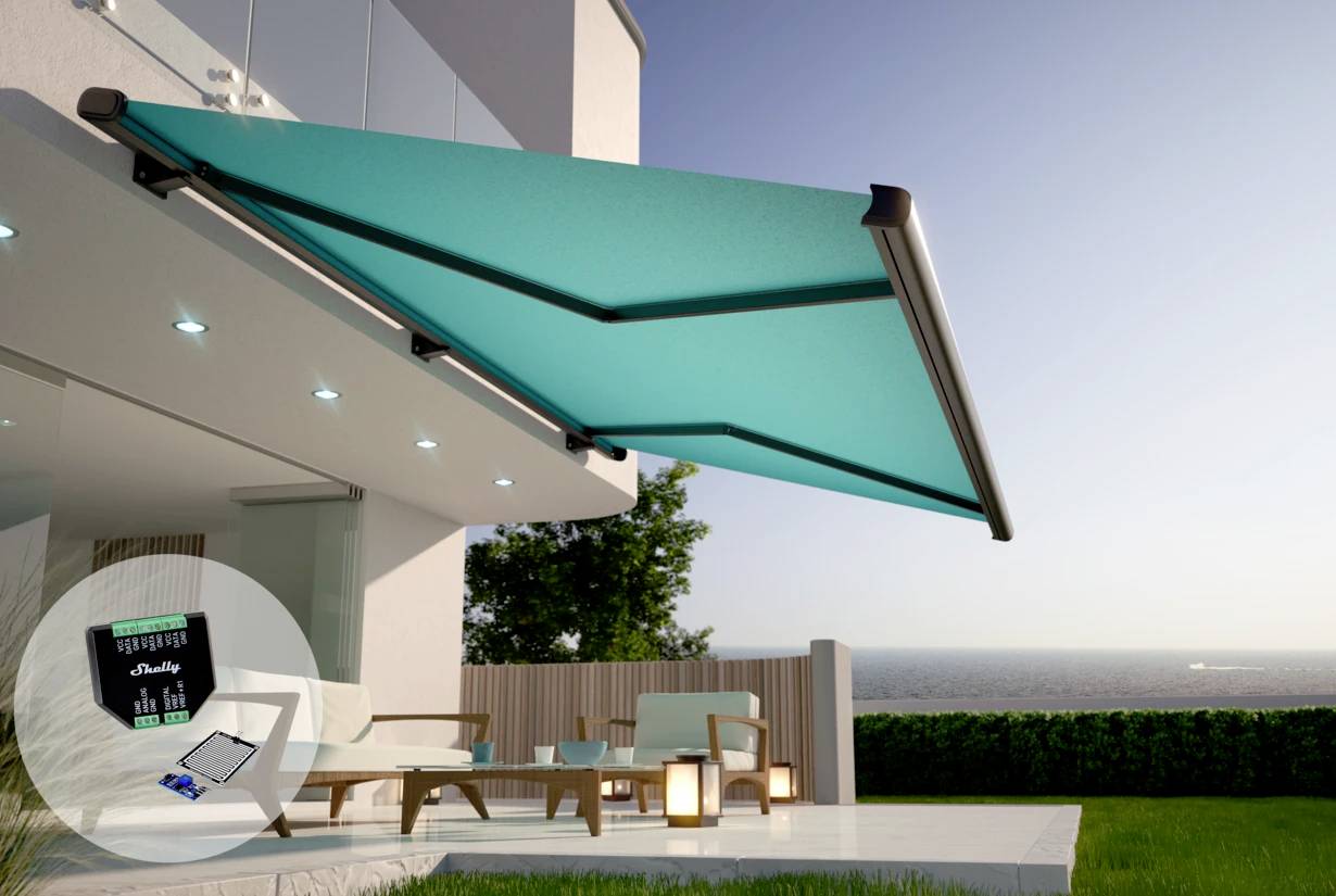 Een modern huis met een terras waarop stijlvolle tuinmeubels staan. Een turquoise zonnescherm is uitgerold. Op de achtergrond de zee.