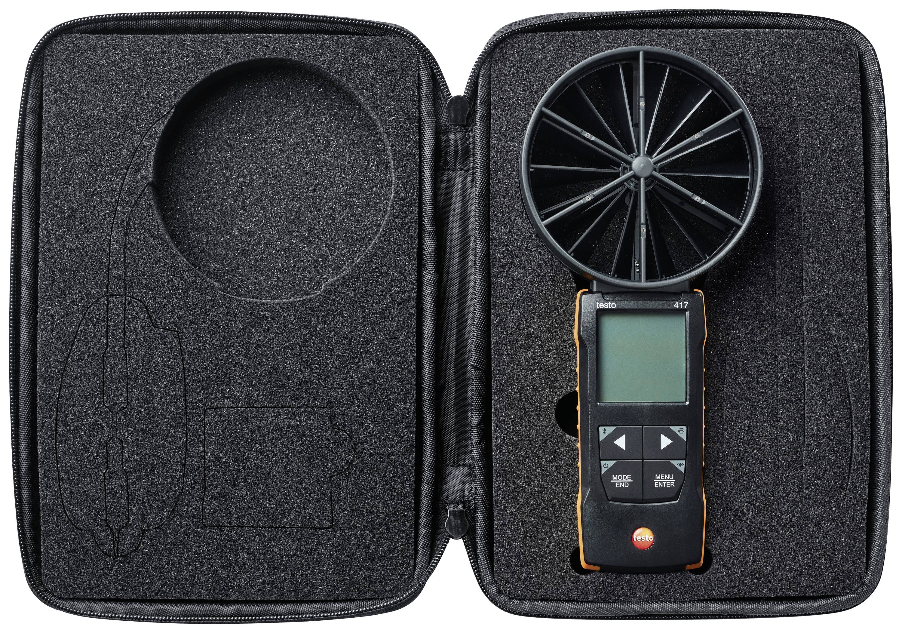 Een anemometer in een open zwarte koffer, gereed voor luchtstroommetingen, met een digitaal display en een groot ventilatorwiel.