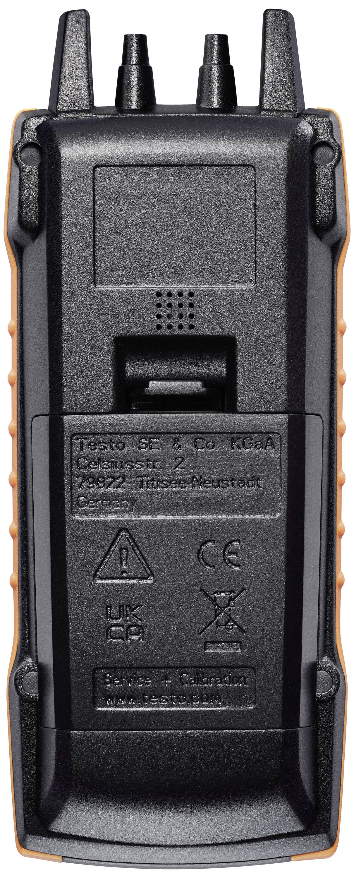 Achteraanzicht van een digitaal meetapparaat, toont keuringsstempel, serienummer en contactgegevens van de fabrikant.