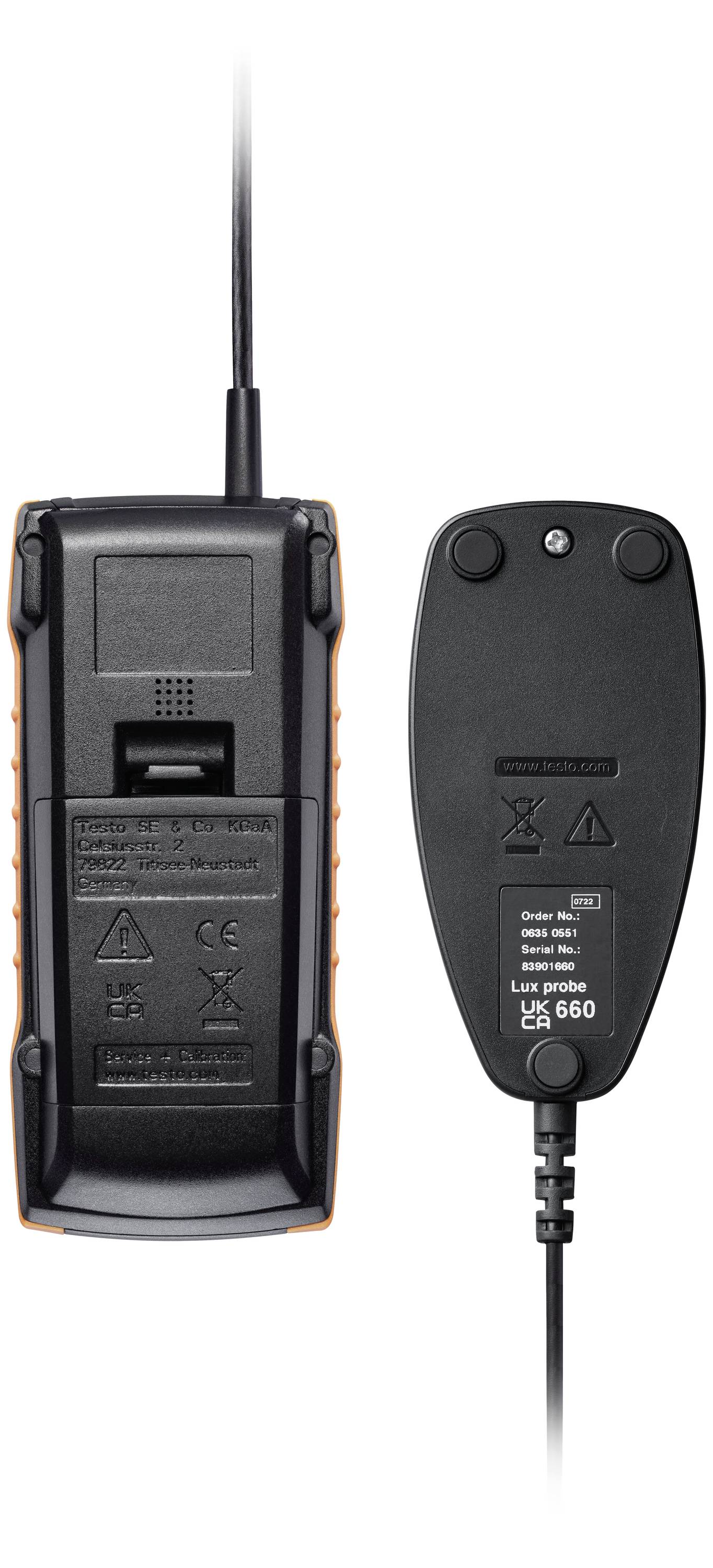 Twee zwarte elektronische apparaten naast elkaar; links met zichtbare kabelverbinding, rechts met etiketten en symbolen.