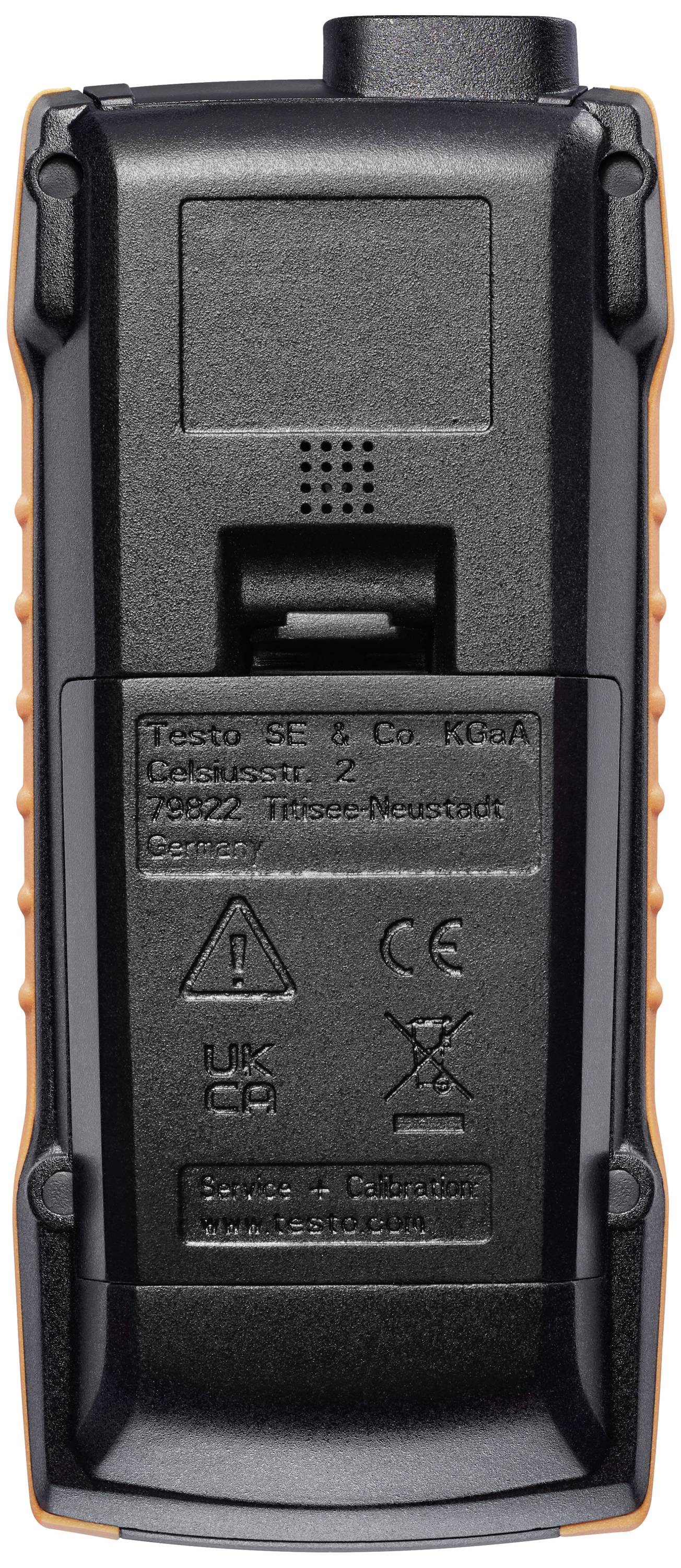 Achterkant van een elektronisch apparaat met fabrikantinformatie, CE- en UKCA-tekens, QR-code bovenaan de afbeelding.