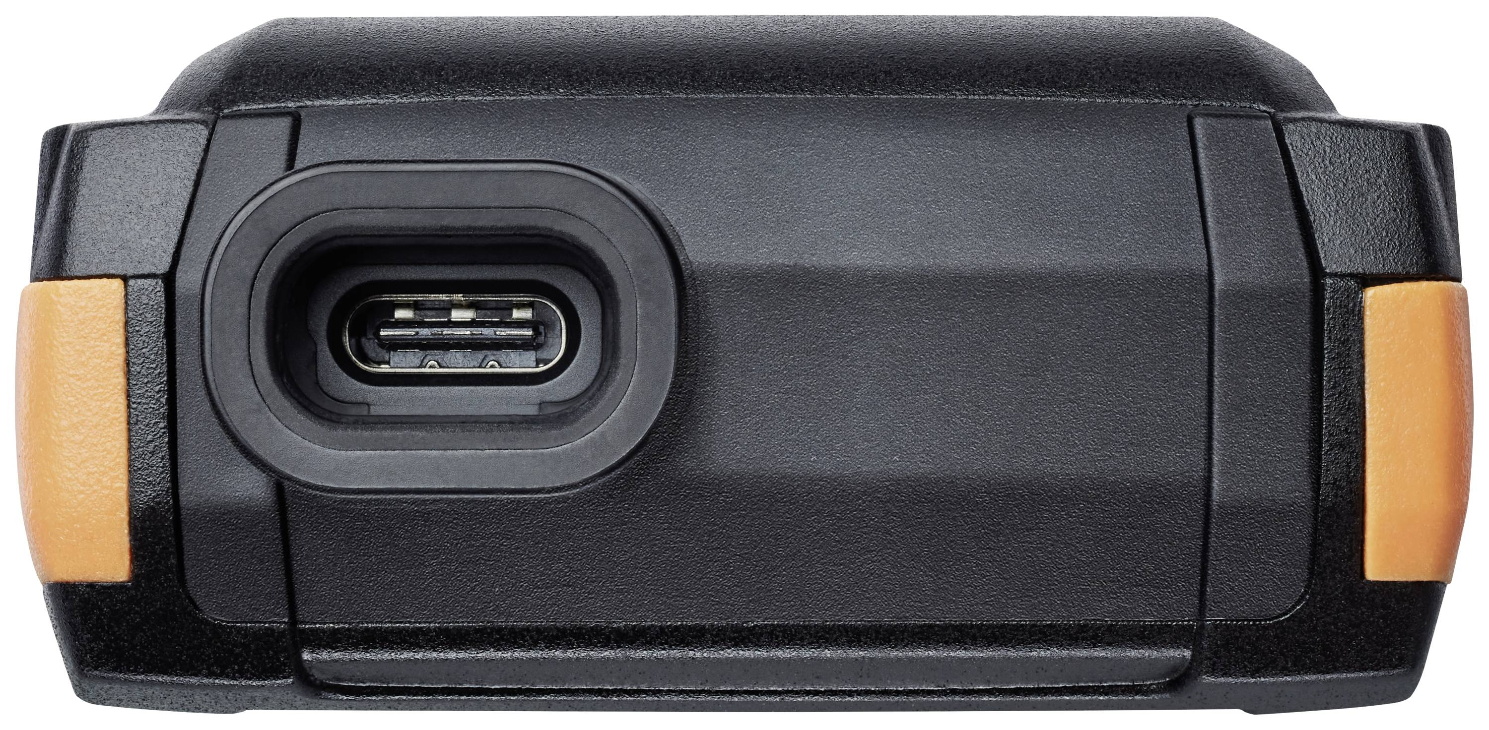 Een zwart elektronisch apparaat met een USB-C-aansluiting en oranje accenten langs de randen, frontaal gefotografeerd.