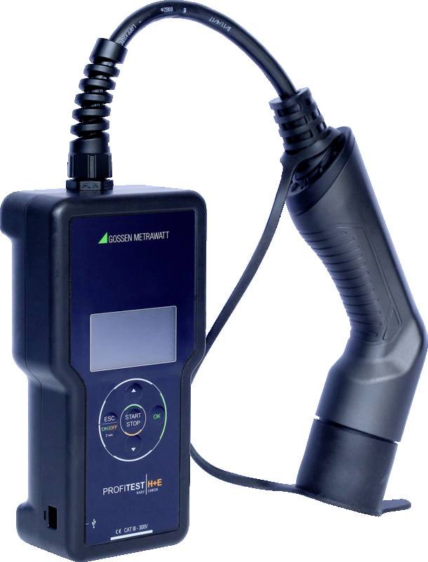Draagbaar testapparaat van Gossen Metrawatt voor het controleren van elektrische laadinstallaties met laadaansluiting en display.