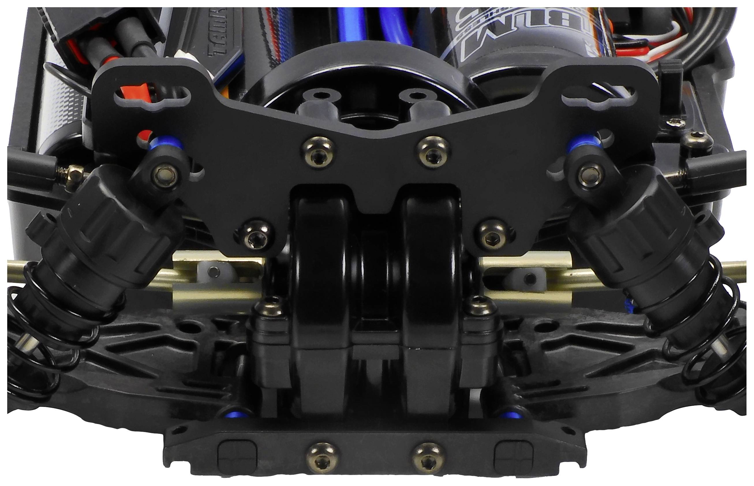 Close-up van een op afstand bestuurd auto-chassis, toont schokdempers en ophangingscomponenten in het zwart met blauwe accenten.