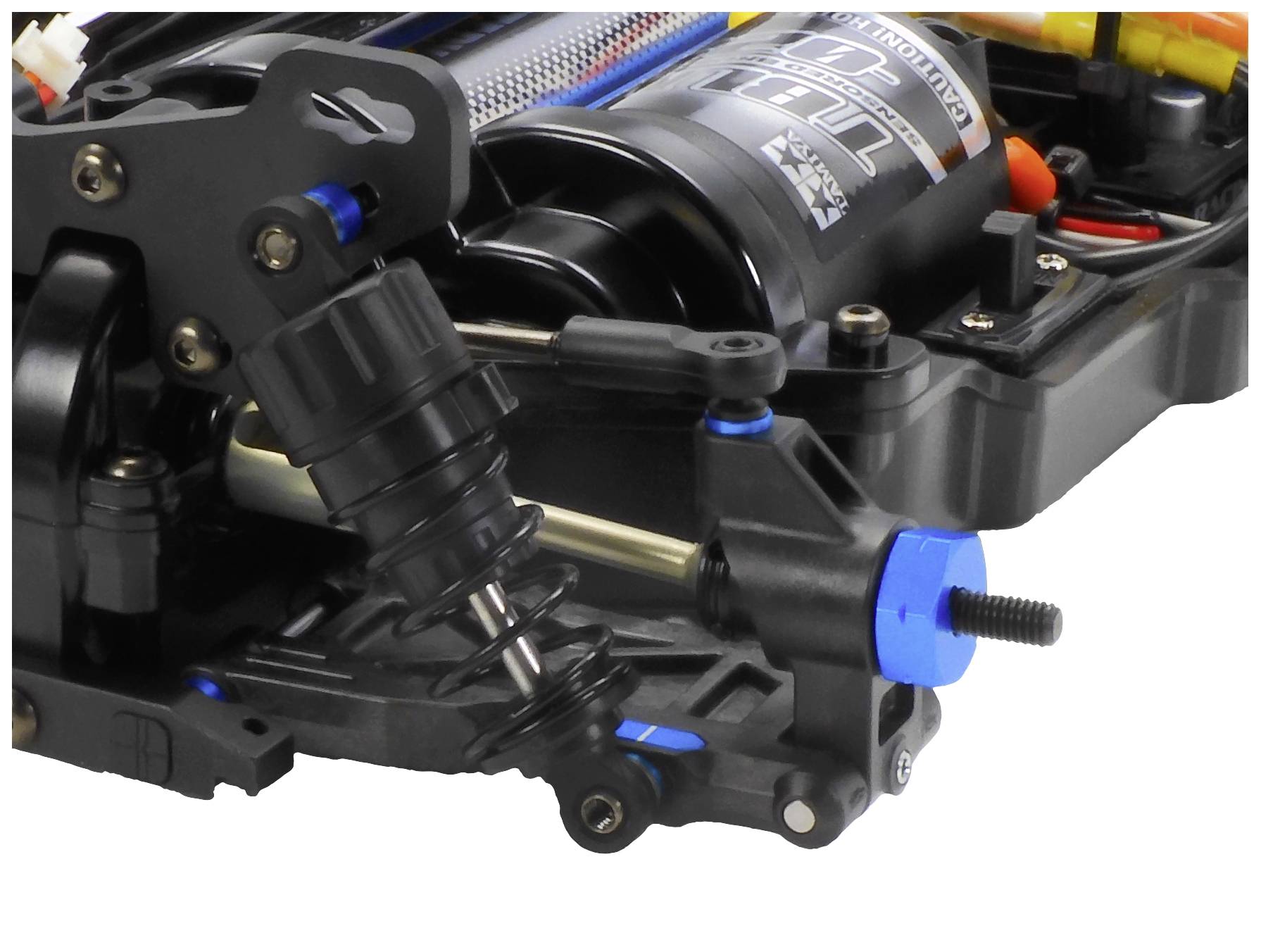 Close-up van een elektrisch RC-autoframe met motor, schokdempers en kabelverbindingen. Focus op technische details en constructie.