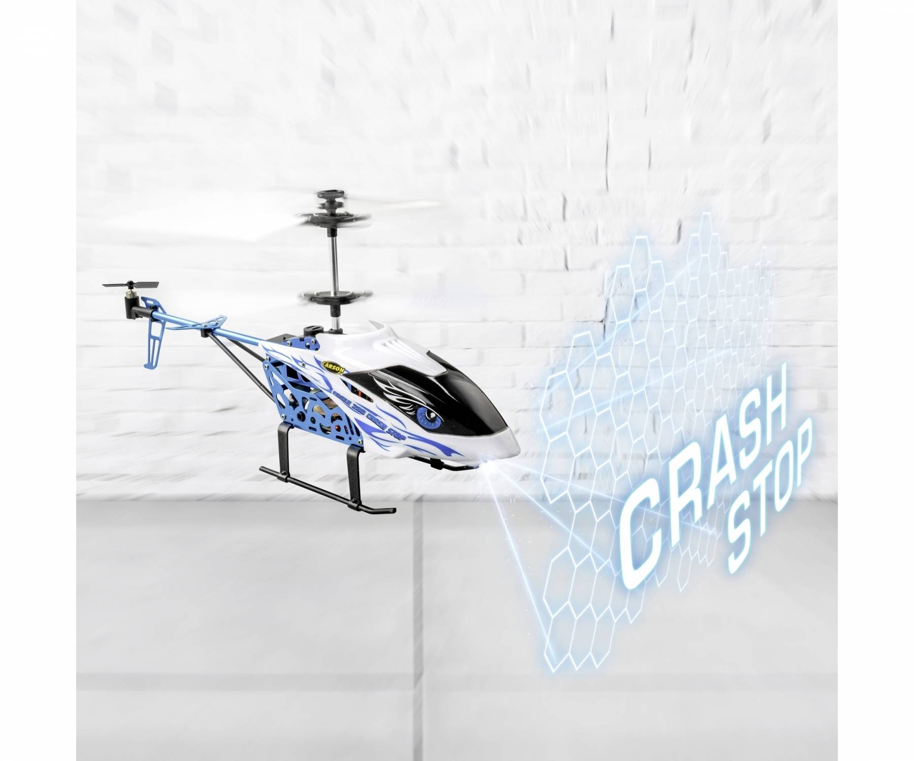 Een klein bestuurbaar helikoptermodel vliegt in een ruimte. Een virtuele tekst 'CRASH STOP' geeft een veiligheidsfunctie aan.