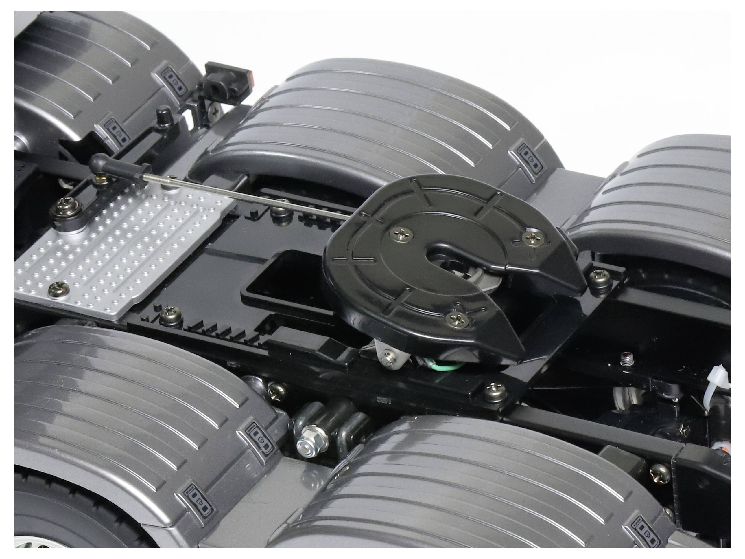 Close-upmodel van een vrachtwagenchassis met details van banden, assen en koppeling.