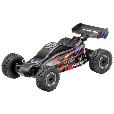 Een afstandsbestuurbare auto met racestickers en grote banden. Hij heeft een aerodynamisch design en ziet eruit klaar voor een race.
