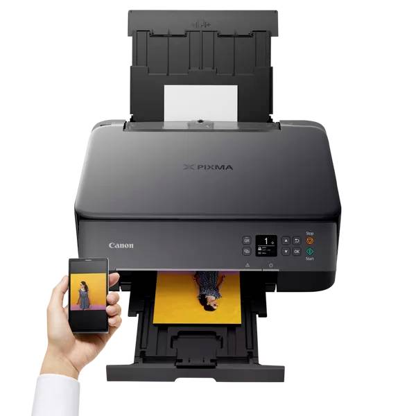 Een printer drukt een afbeelding af die wordt verzonden vanaf een smartphone. Een hand houdt de smartphone vast die de beeldoverdracht bestuurt.