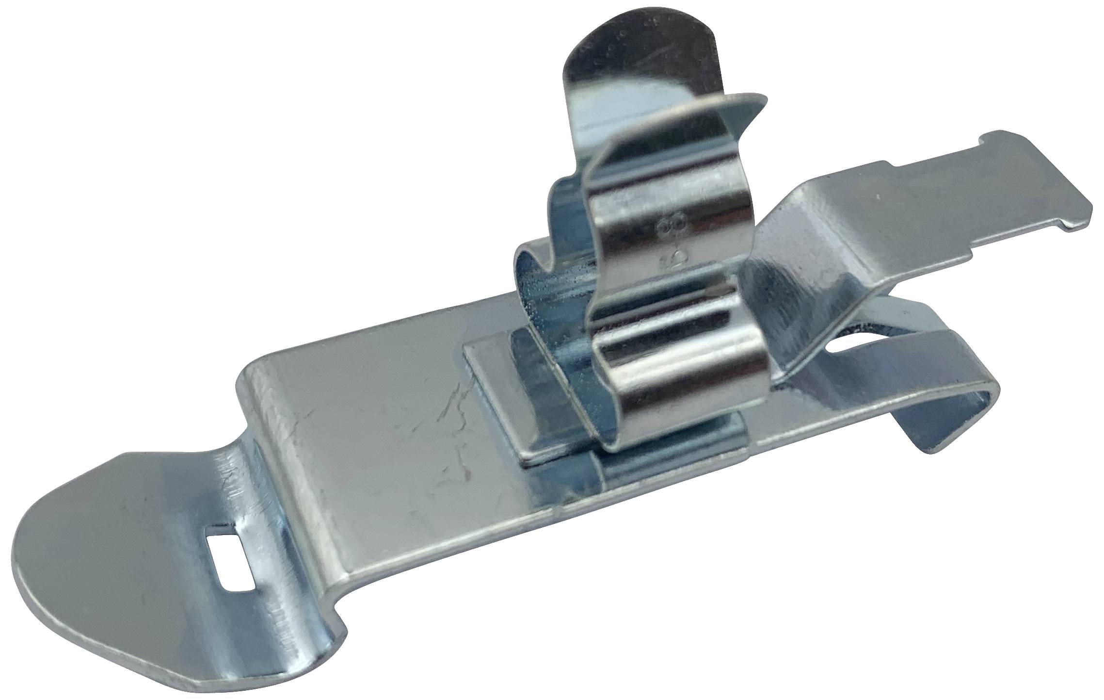 Metaalclip van glanzend materiaal, met een gebogen veerconstructie. Gebruikt om objecten vast te houden of te bevestigen.