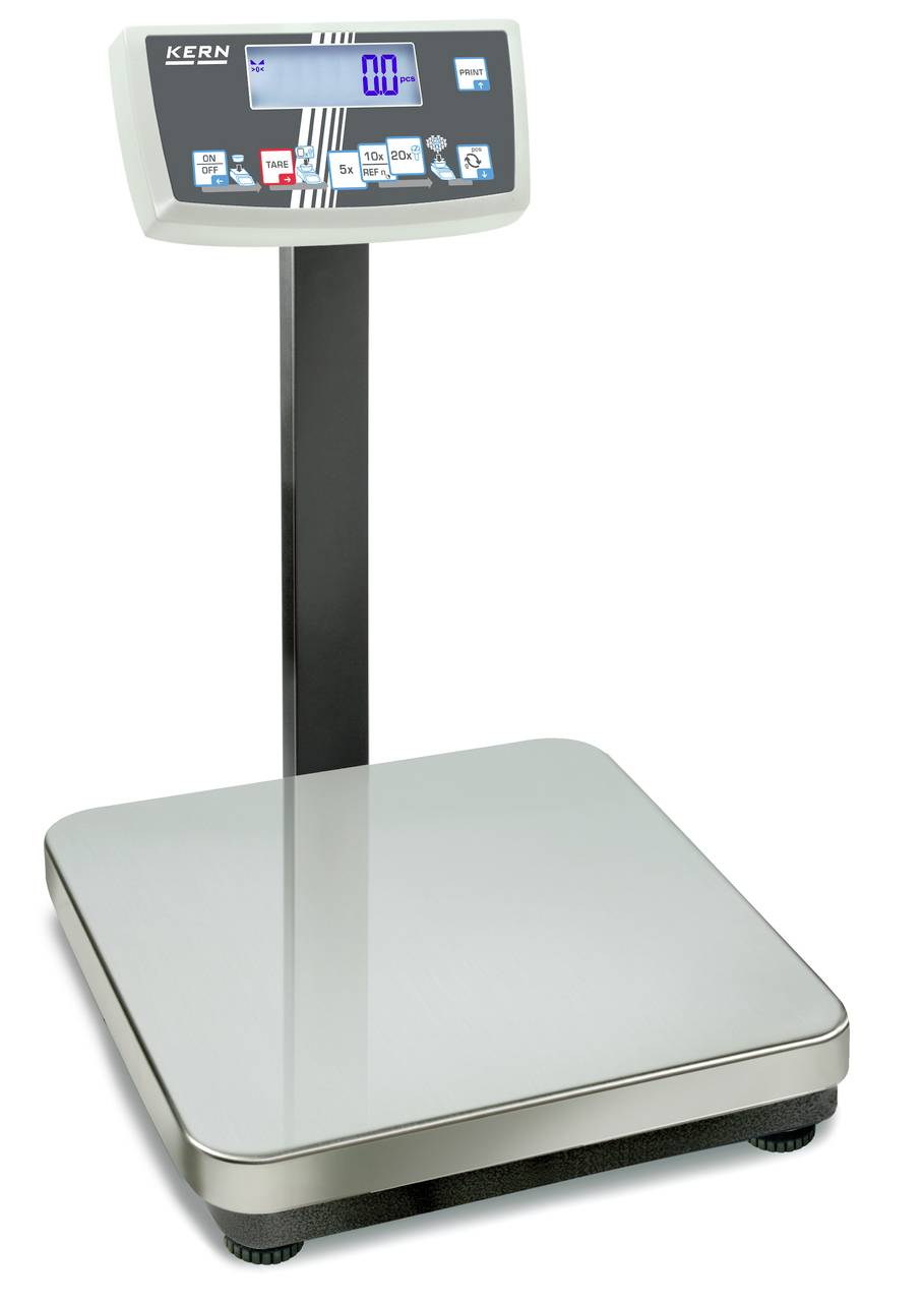 Elektronische weegschaal met digitaal display toont nul aan. Hij staat op een zwarte voet en heeft een zilveren weegoppervlak.