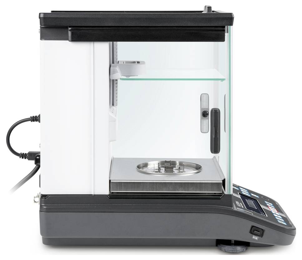 Een elektronische weegschaal met een transparante beschermkap en digitaal display, die in laboratoria wordt gebruikt voor nauwkeurig wegen.